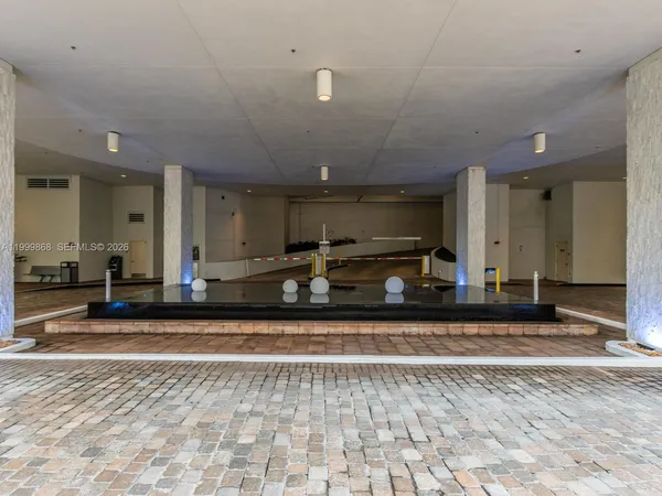 $3,990 | 1050 Brickell Avenue, Unit 2420, Miami, FL 33131