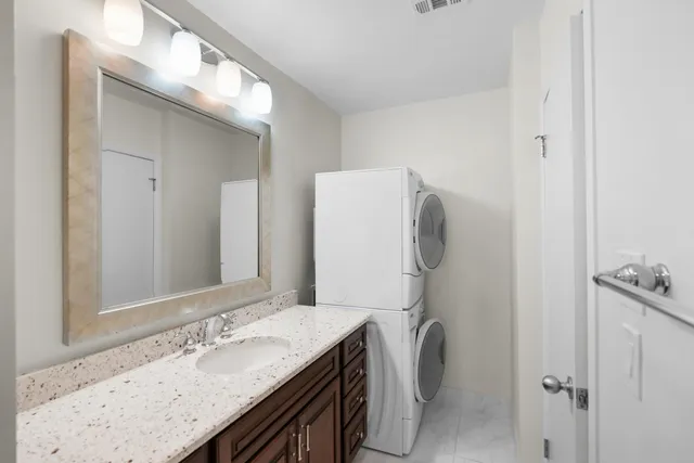 a view of a livingroom with a ceiling fan & entryway