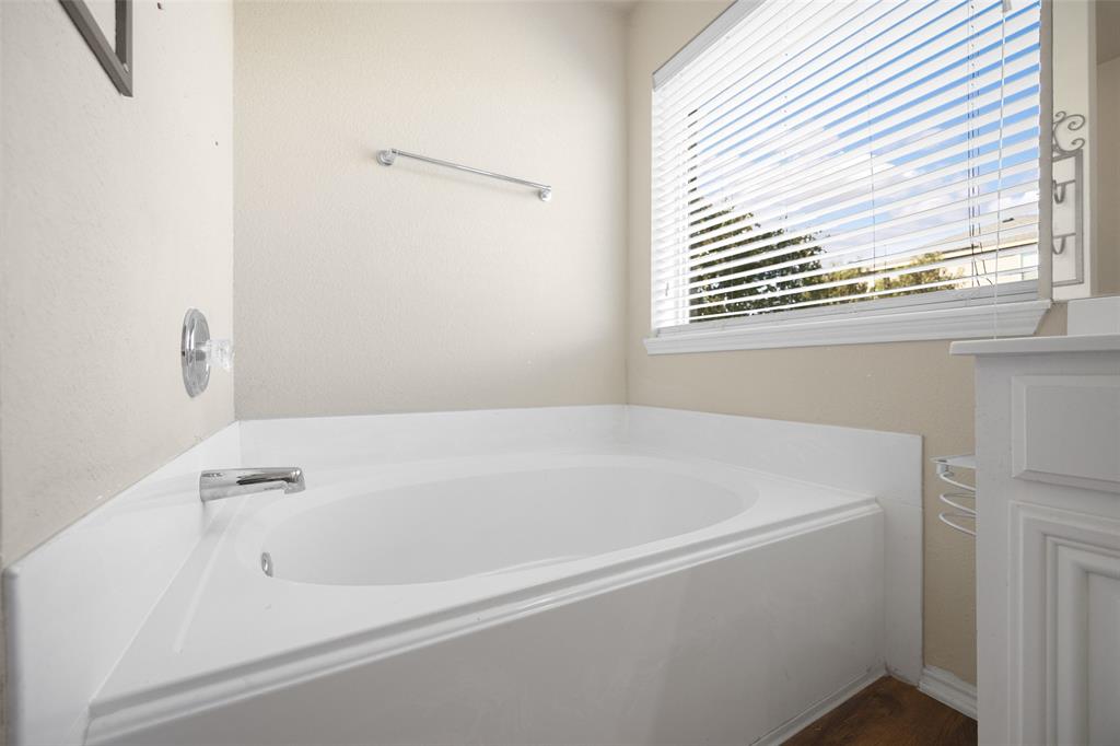324 Meadow Ridge Drive Anna, TX 75409 - Photo 21 of 32 Large garden tub