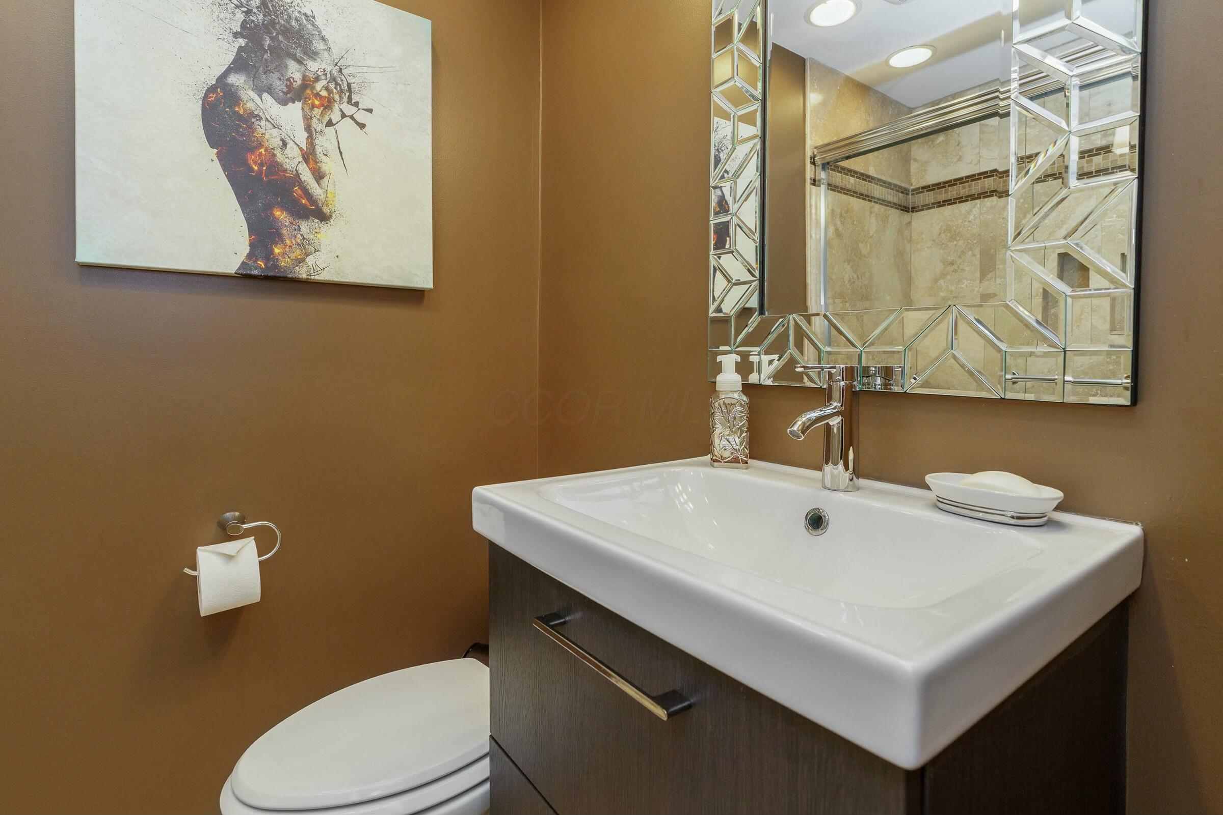 2551 Charing Road, Unit 3 Columbus, OH 43221 - Photo 22 of 37 Primary Bath