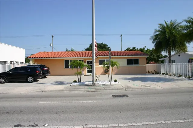 a view of a parking area