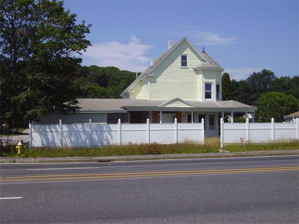 633 Plantation Street Worcester, MA 01605 - Photo 2 of 24 a front view of a house with a garden