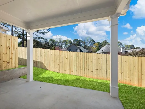 a view of a house with backyard