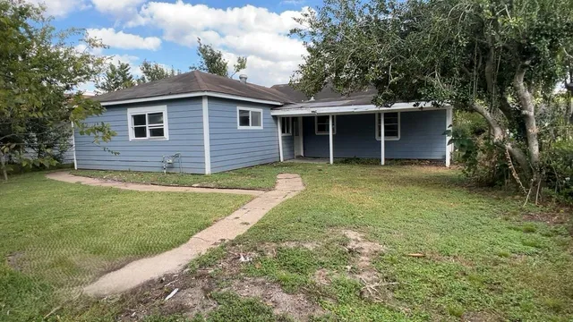 a view of a house with a yard