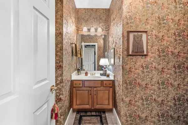 a en suite spacious bathroom with a double vanity sink and a mirror