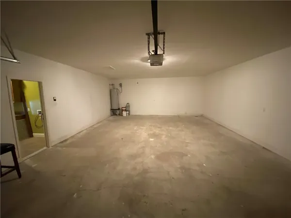 a view of empty room with a ceiling fan