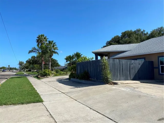 a view of a backyard
