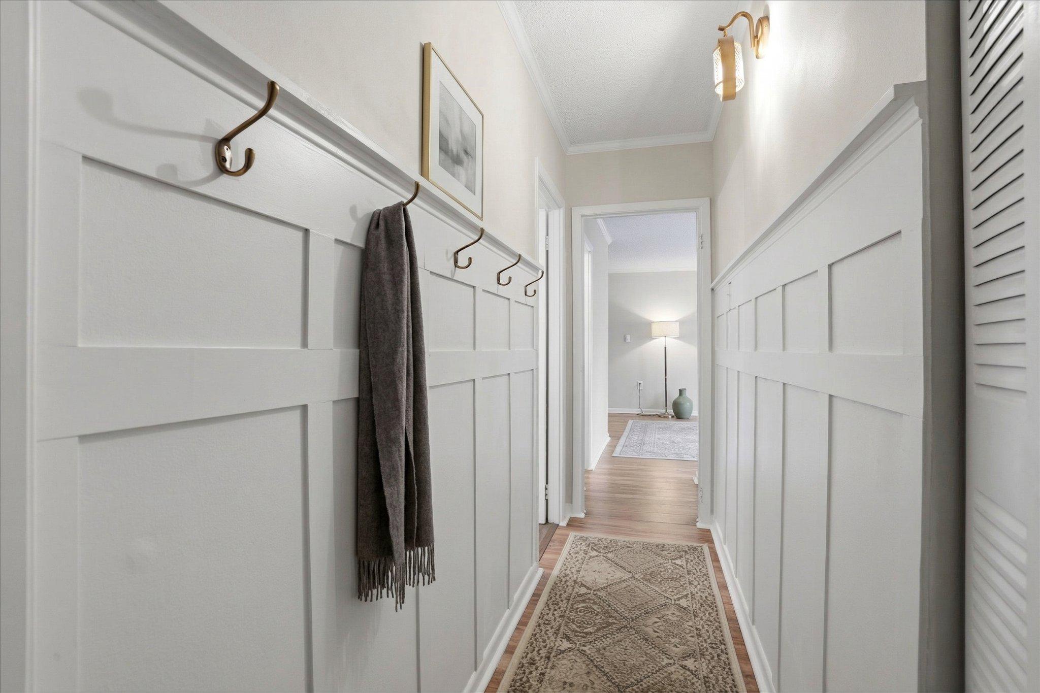 400 Glendale Road, Unit E34 Havertown, PA 19083 - Photo 23 of 30 AI Staged - Charming hallway with elegant details.