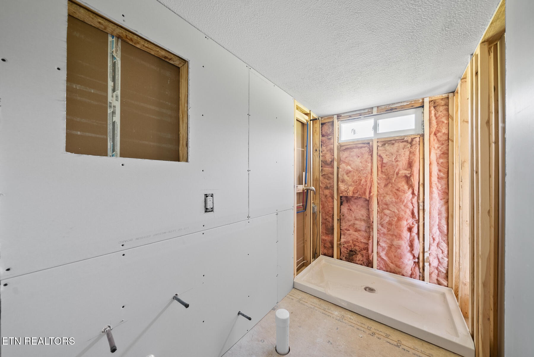 390 Sparkman Town Road Rock Island, TN 38581 - Photo 20 of 33 a bathroom with a shower and a sink