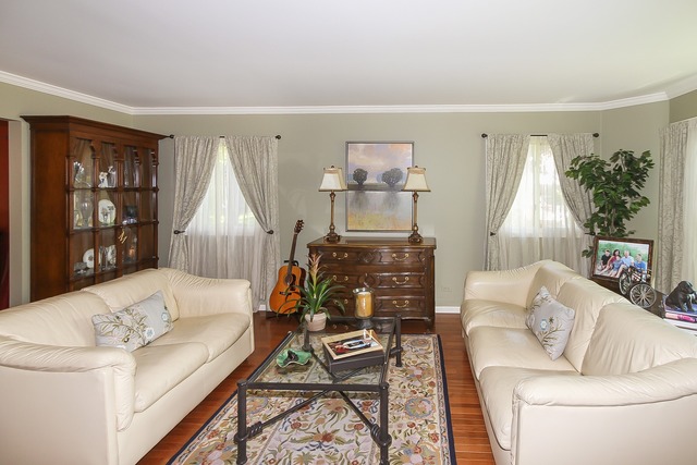 650 Raintree Court Buffalo Grove, IL 60089 - Photo 4 of 25 a living room with furniture and a wooden floor