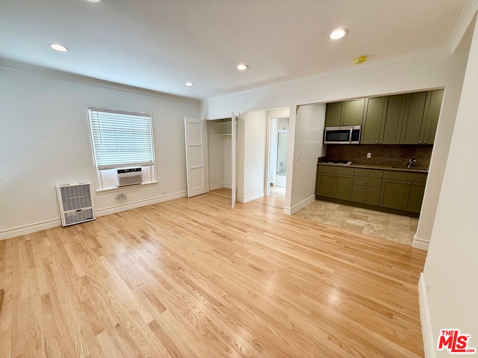 204 South Reeves Drive Beverly Hills, CA 90212 - Photo 2 of 10