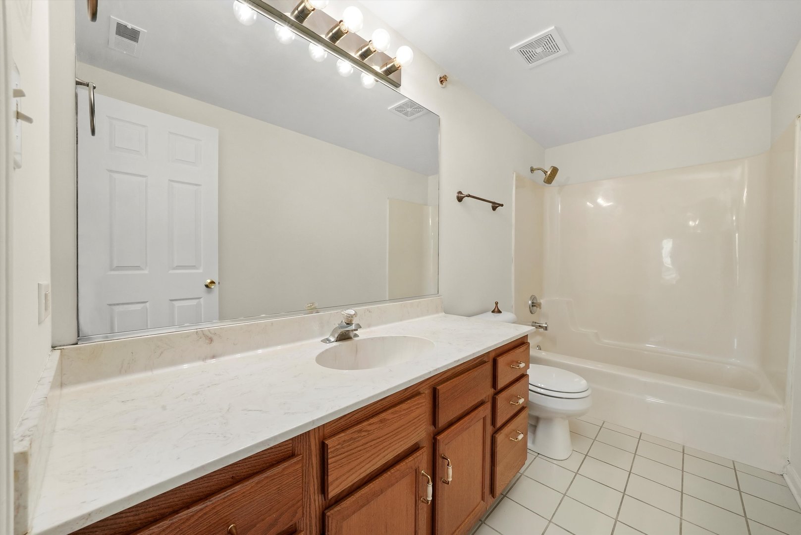 11001 Deblin Lane, Unit 203 Oak Lawn, IL 60453 - Photo 20 of 42