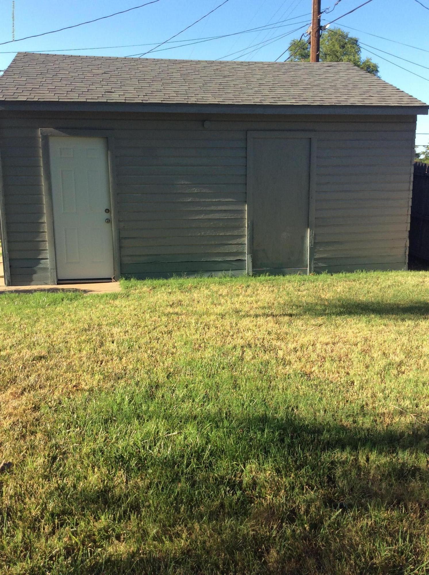 4103 Parker Street Amarillo, TX 79110 - Photo 8 of 17 garage
