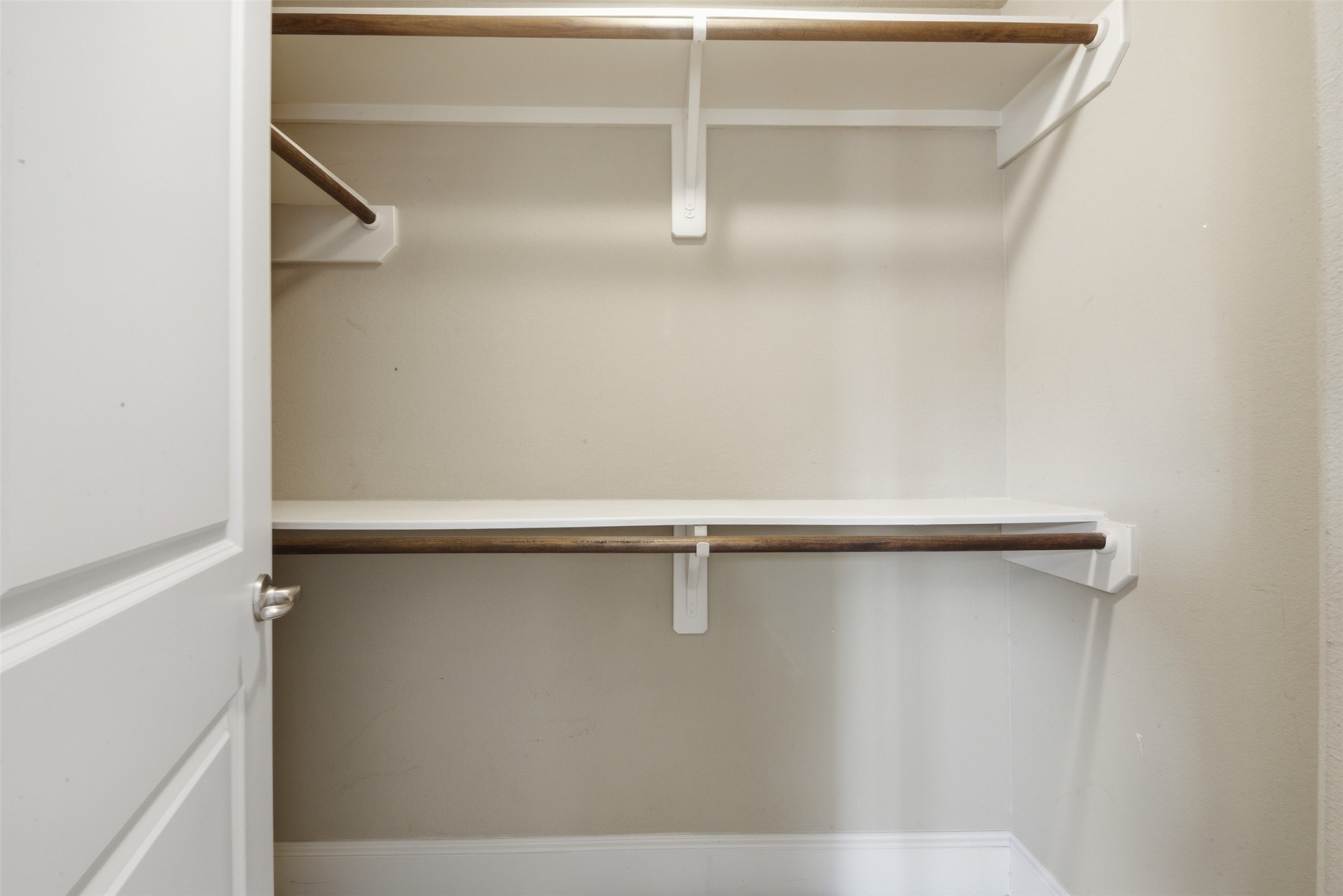 5929 Kansas Street Houston, TX 77007 - Photo 18 of 30 Spacious closet in secondary bedroom