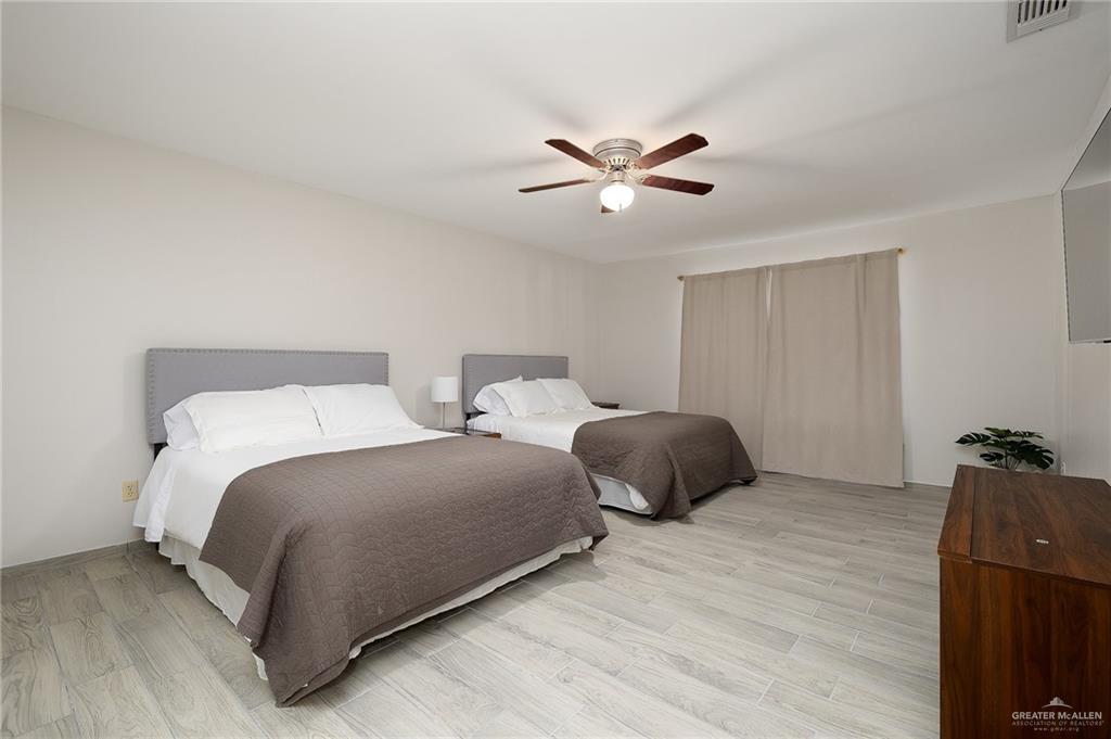 500 East El Rancho Avenue, Unit 36 McAllen, TX 78503 - Photo 9 of 16 a bedroom with two bed and window