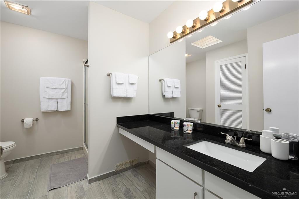 500 East El Rancho Avenue, Unit 36 McAllen, TX 78503 - Photo 10 of 16 a bathroom with a sink and a mirror