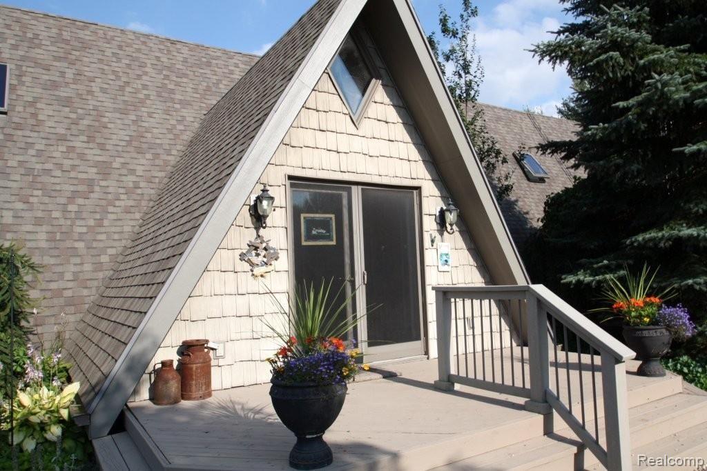 8280 Logana Road Avoca, MI 48006 - Photo 4 of 37 8280 Logana west entry.JPG