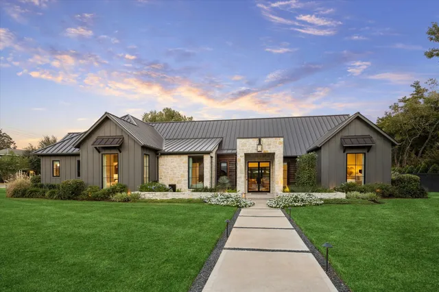 $2,400,000 | 1525 Travis Street, Columbus, TX 78934