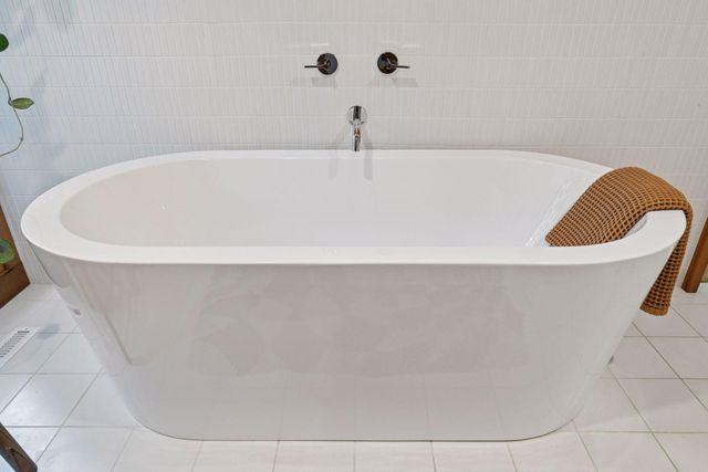 $1,000,000 | 5 South Brown Road, Orono, MN 55356