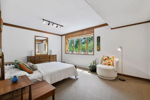 $1,095,000 | 5 South Brown Road, Orono, MN 55356