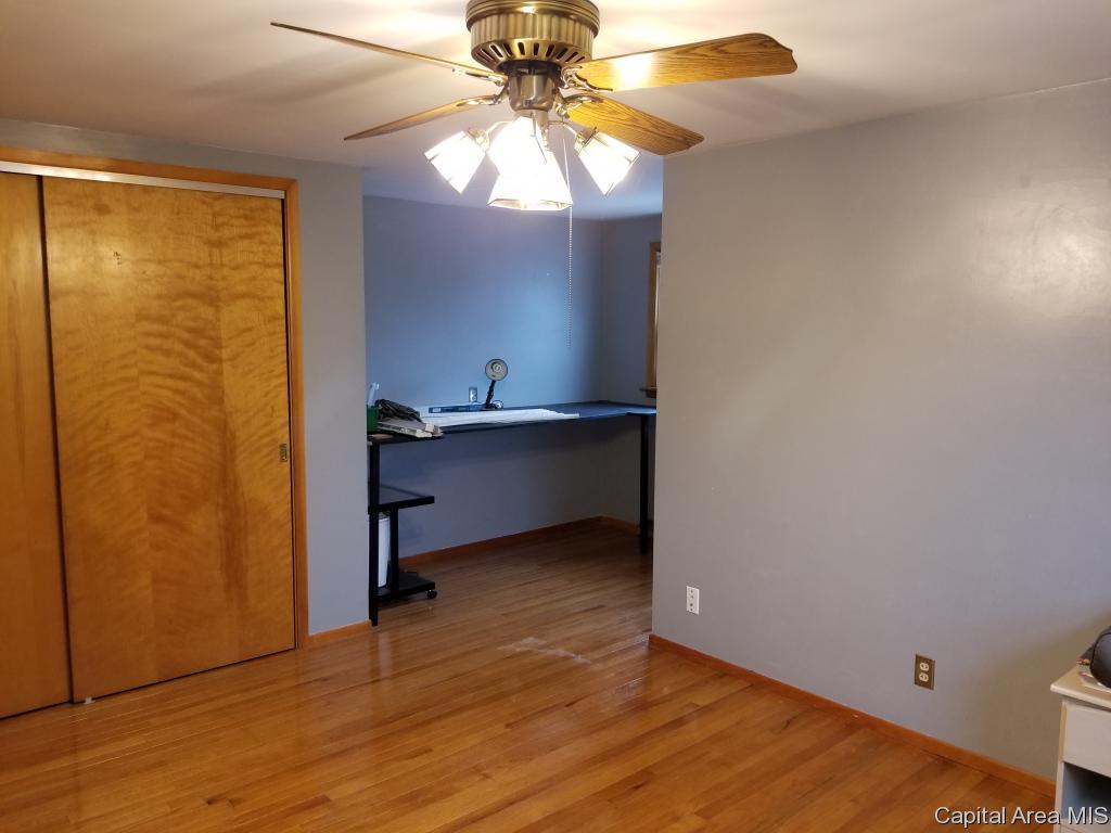 2117 Blackhawk Road Springfield, IL 62702 - Photo 23 of 36