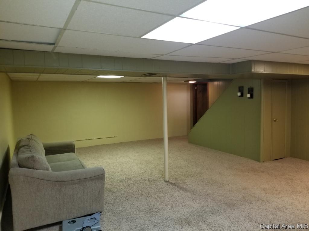 2117 Blackhawk Road Springfield, IL 62702 - Photo 28 of 36