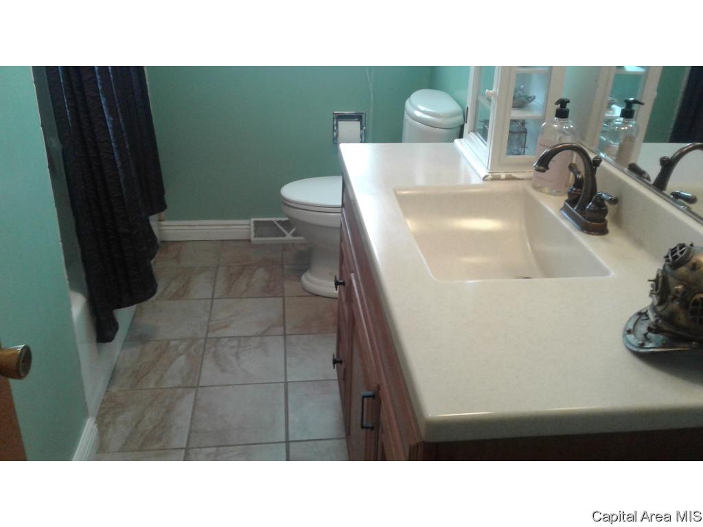2117 Blackhawk Road Springfield, IL 62702 - Photo 7 of 36