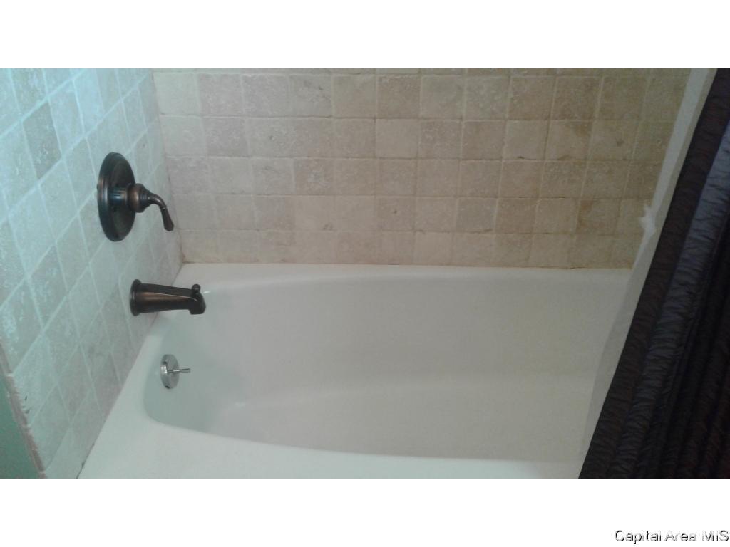 2117 Blackhawk Road Springfield, IL 62702 - Photo 9 of 36