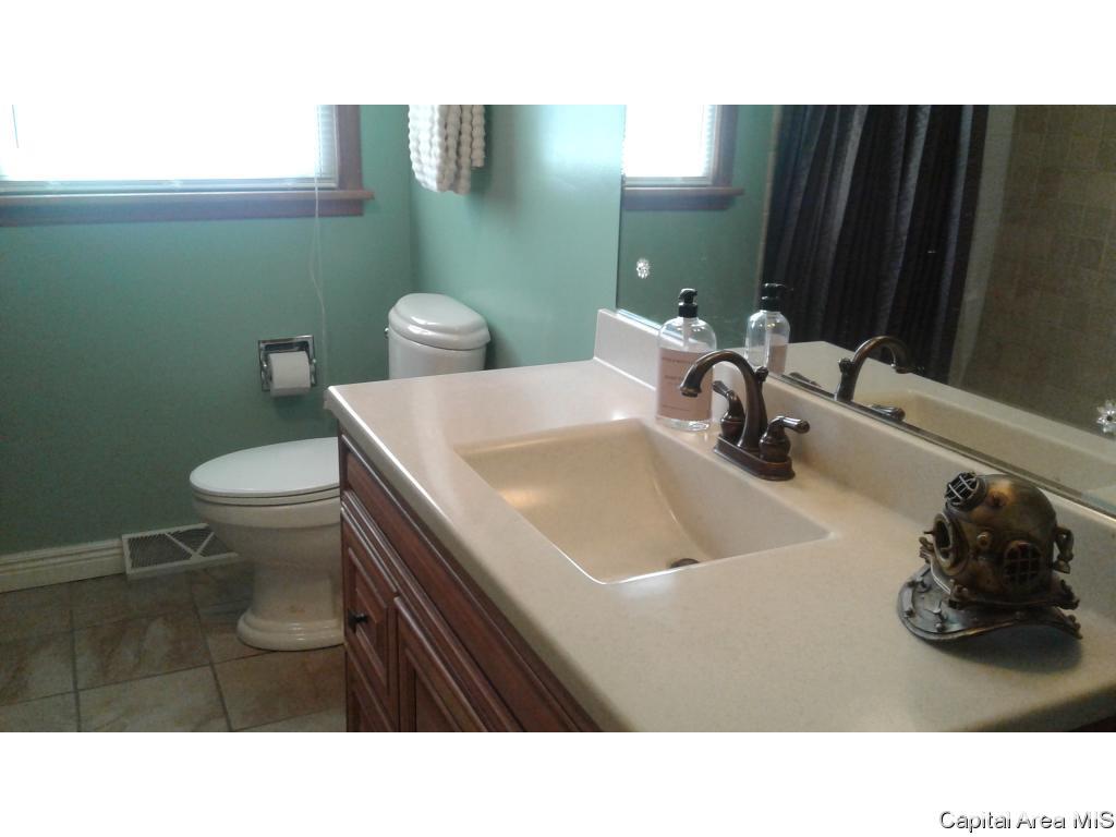 2117 Blackhawk Road Springfield, IL 62702 - Photo 10 of 36