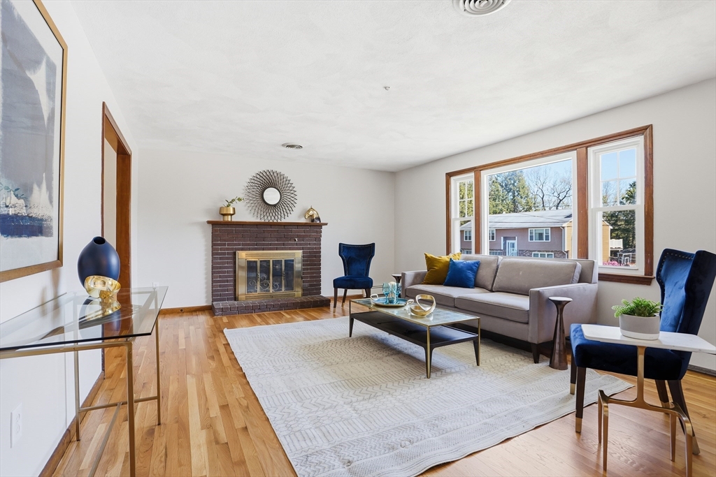 175 Mallard Way Waltham, MA 02452 - Photo 3 of 35