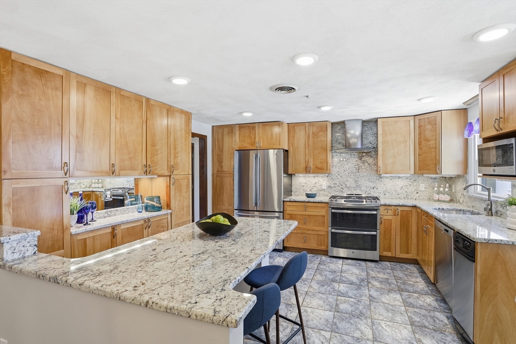 175 Mallard Way Waltham, MA 02452 - Photo 7 of 35