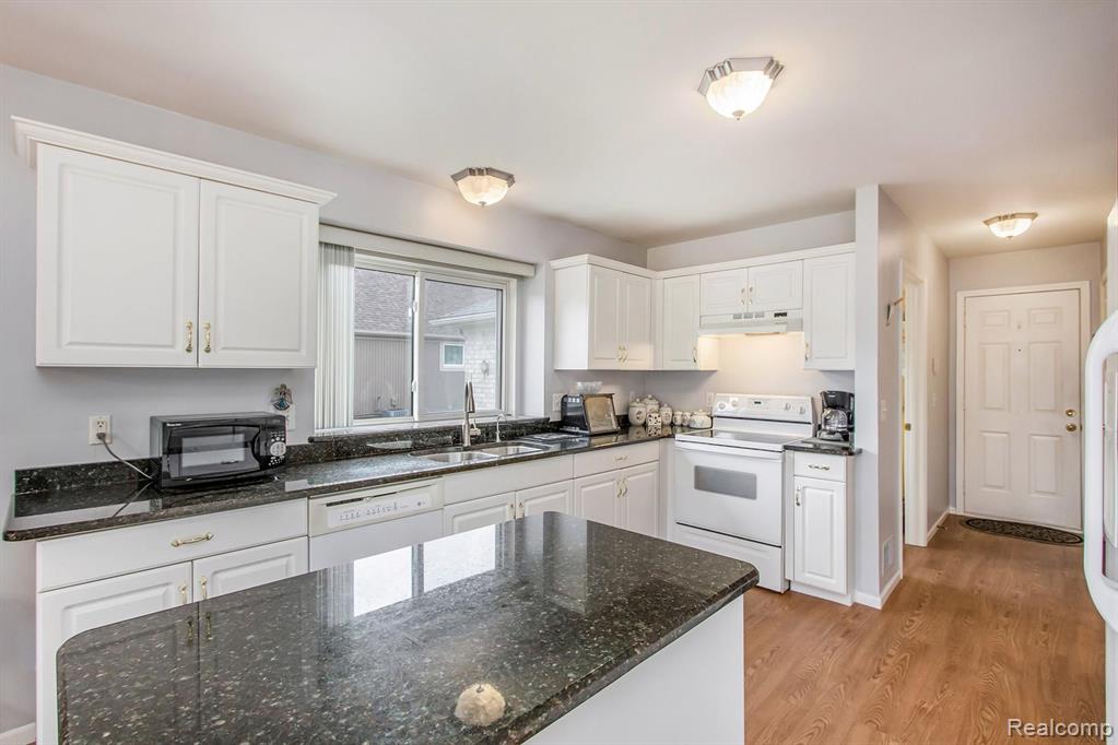 47946 Sugarbush Road New Baltimore, MI 48047 - Photo 11 of 34