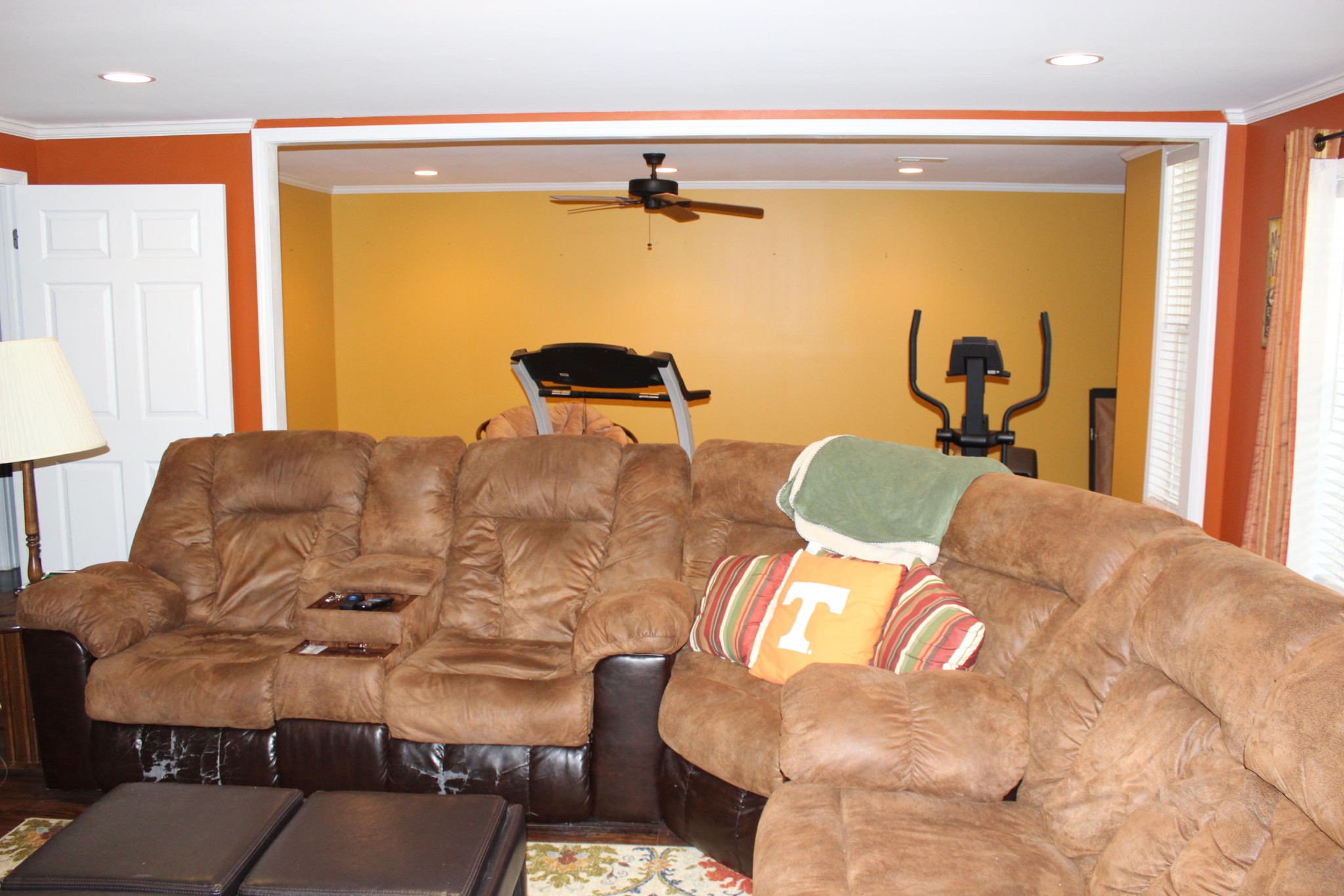 1016 Mountain Road Clinton, TN 37716 - Photo 24 of 30 a living room with furniture
