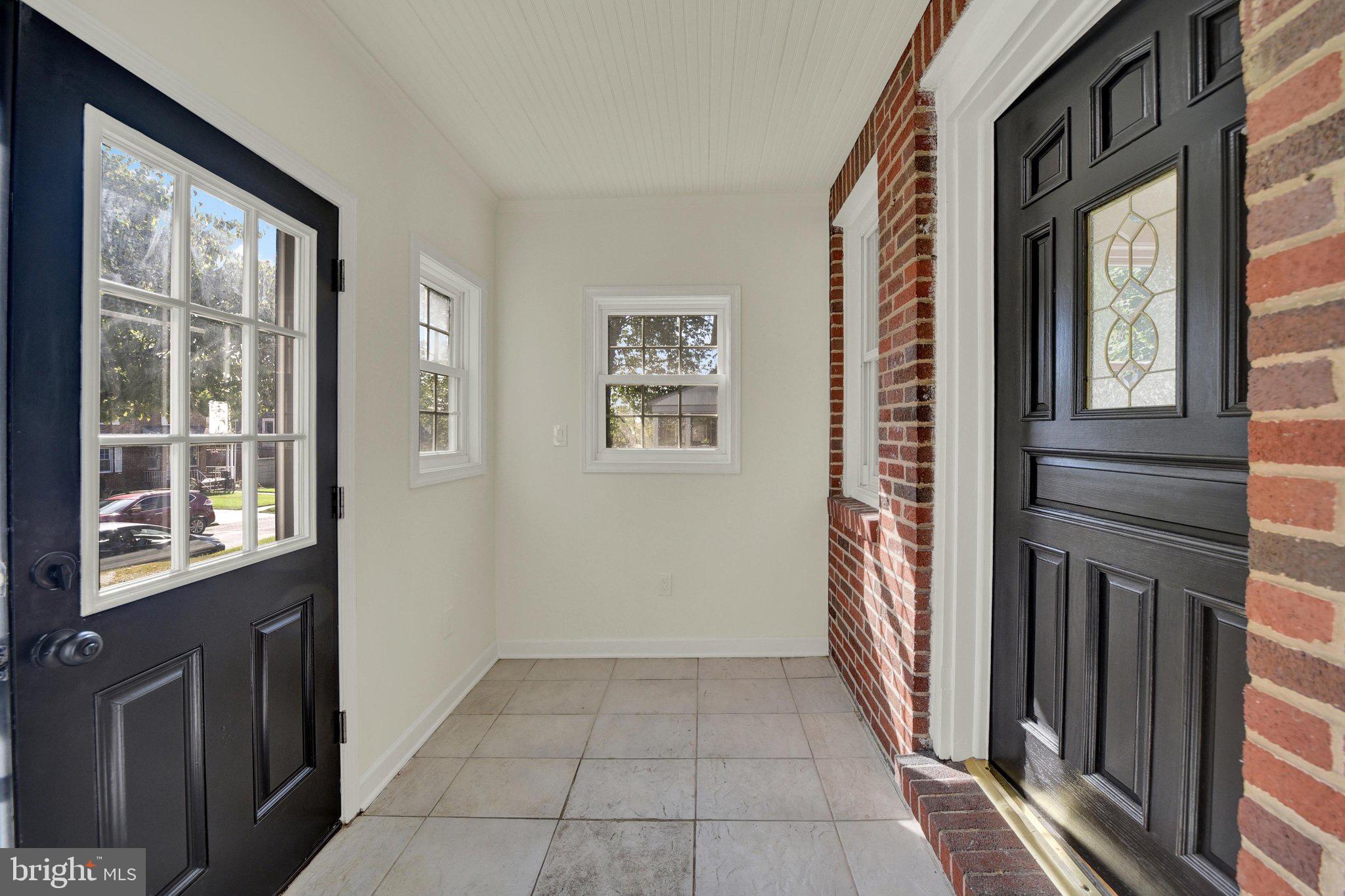 702 Devonshire Road Baltimore, MD 21229 - Photo 3 of 34 Gallery Image 3