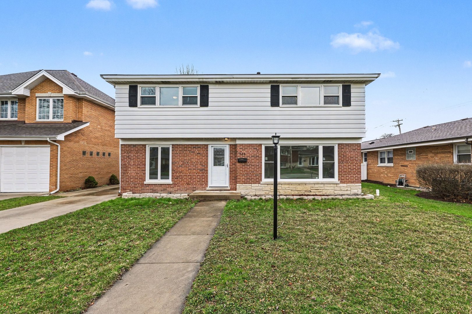 538 North Broadway Avenue Park Ridge, IL 60068 - Photo 1 of 34 a front view of a house with a yard