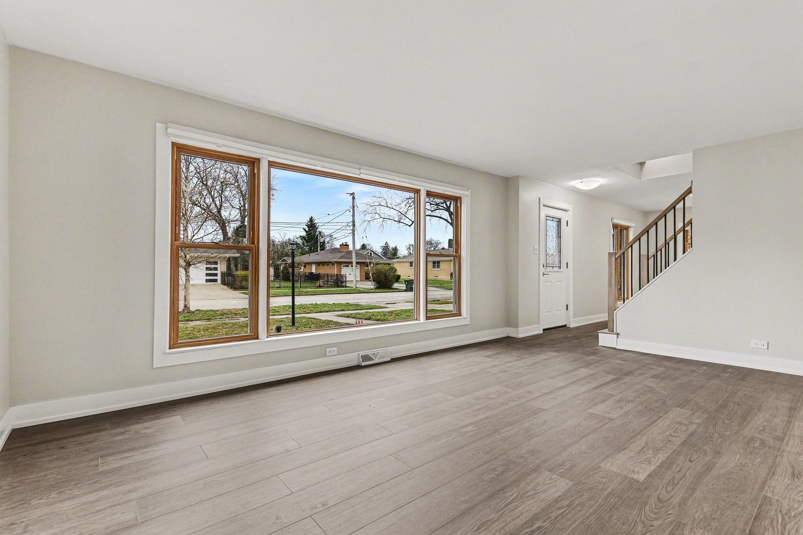 538 North Broadway Avenue Park Ridge, IL 60068 - Photo 12 of 34 a view of an empty room with a window and wooden floor