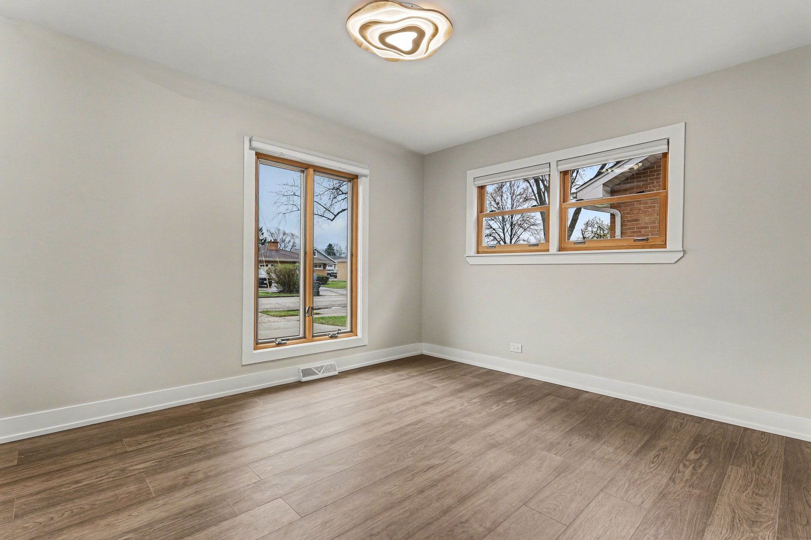 538 North Broadway Avenue Park Ridge, IL 60068 - Photo 13 of 34 a view of an empty room with wooden floor and window