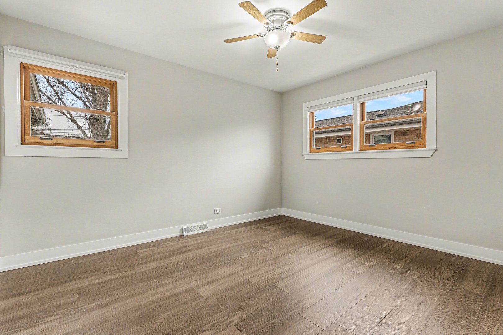538 North Broadway Avenue Park Ridge, IL 60068 - Photo 14 of 34 a view of a big room with wooden floor and windows