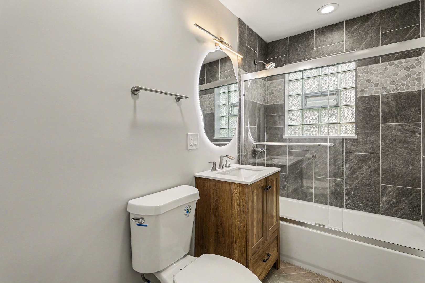 538 North Broadway Avenue Park Ridge, IL 60068 - Photo 15 of 34 a bathroom with a sink a toilet and shower
