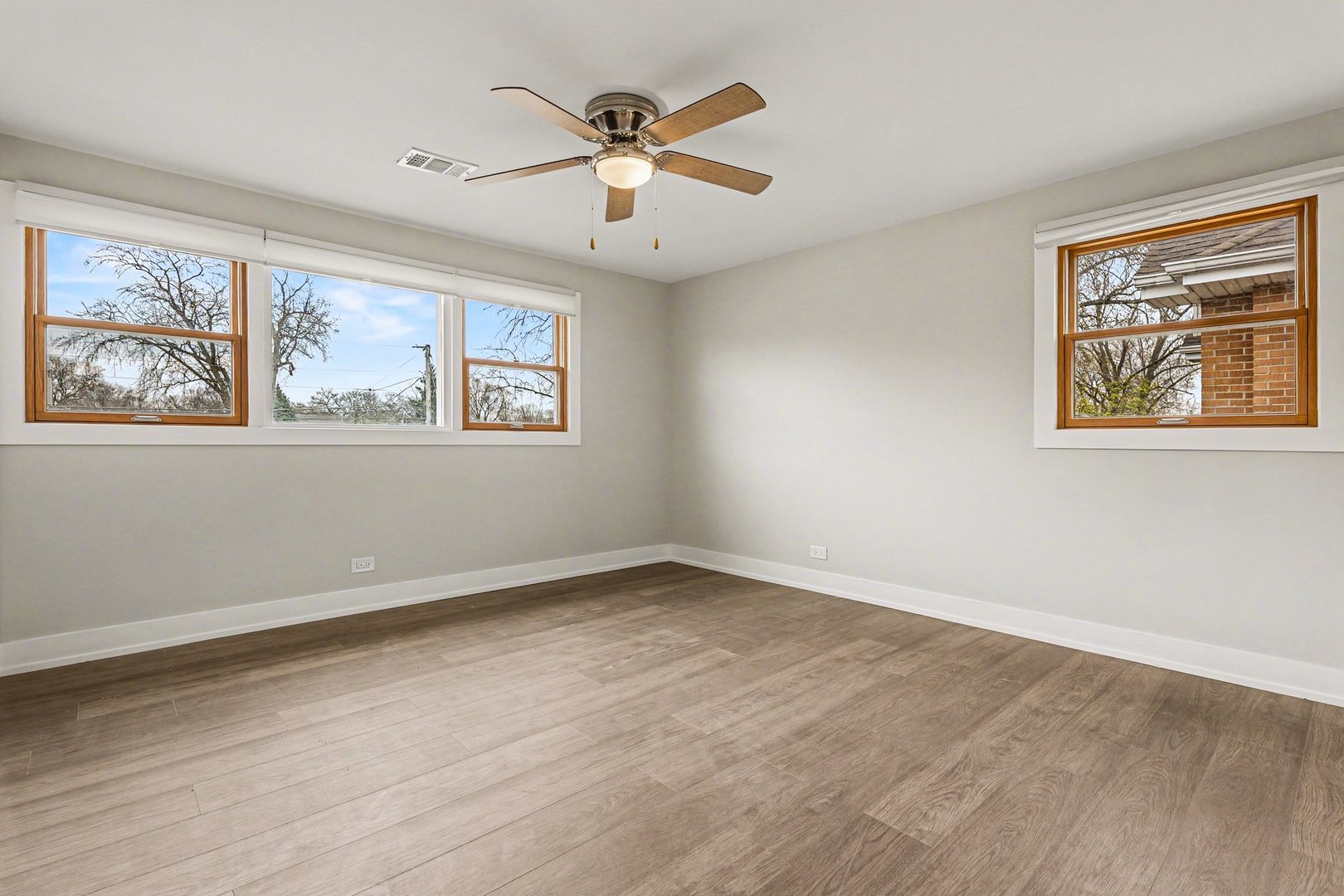 538 North Broadway Avenue Park Ridge, IL 60068 - Photo 21 of 34 a view of an empty room with wooden floor and a window