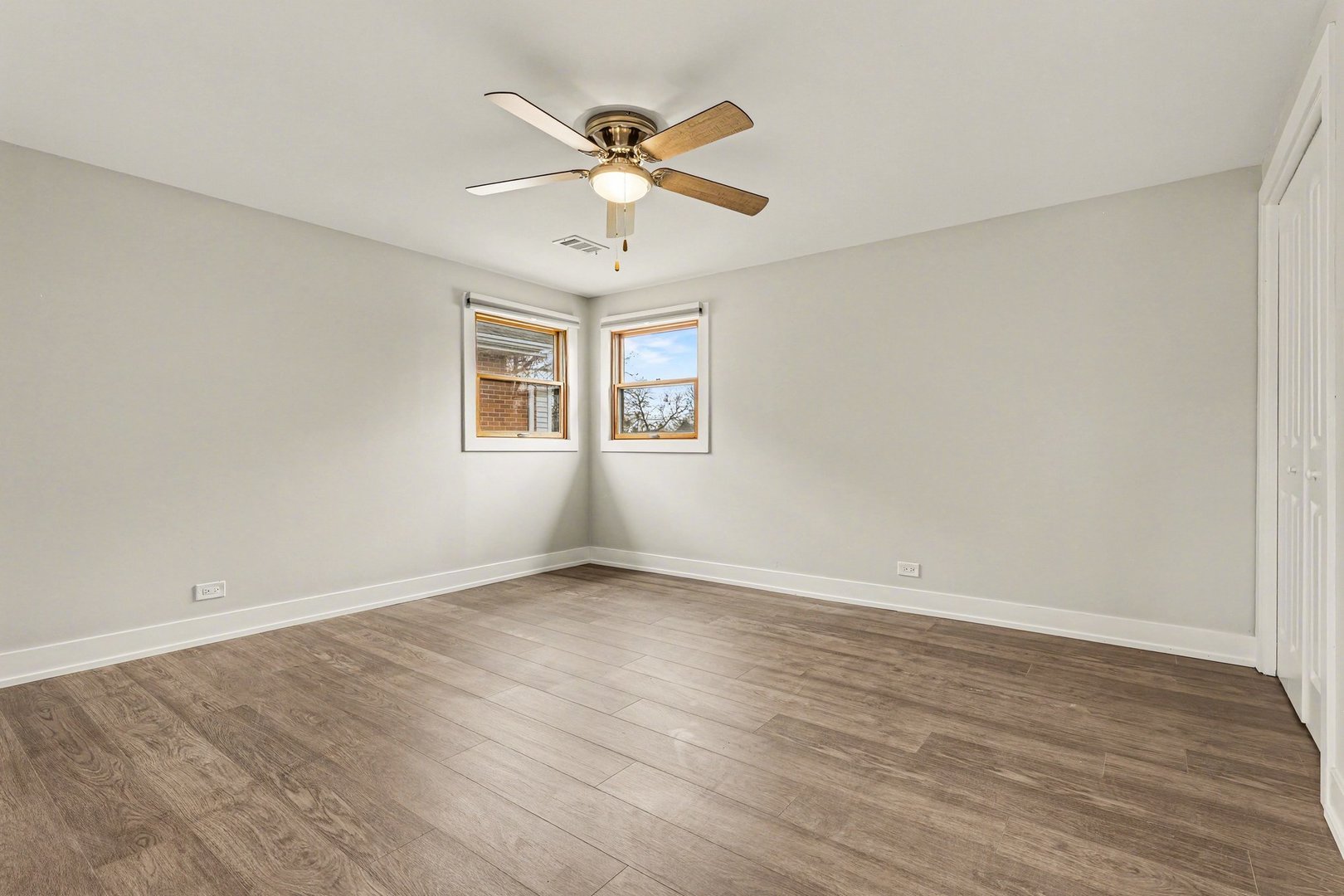 538 North Broadway Avenue Park Ridge, IL 60068 - Photo 22 of 34 an empty room with wooden floor fan and windows