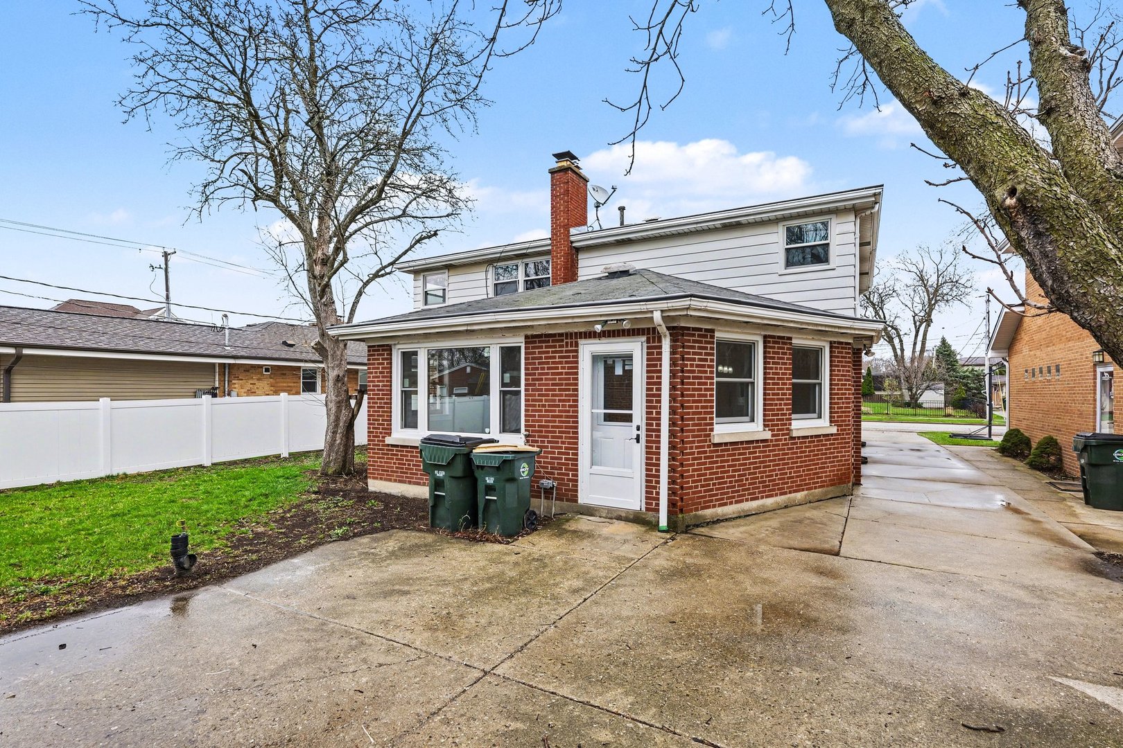 538 North Broadway Avenue Park Ridge, IL 60068 - Photo 30 of 34 a front view of a house with garden