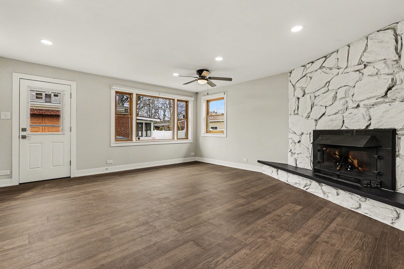 538 North Broadway Avenue Park Ridge, IL 60068 - Photo 9 of 34 an empty room with windows and fireplace