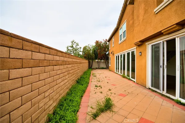 a view of a backyard with pathway