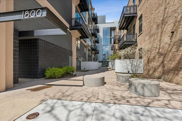 $400,000 | 1800 West Grace Street, Unit 413, Chicago, IL 60613