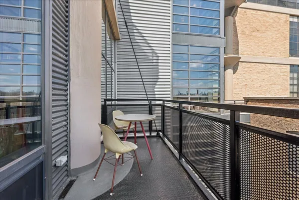 $400,000 | 1800 West Grace Street, Unit 413, Chicago, IL 60613
