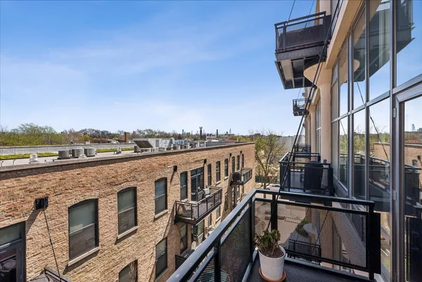 $400,000 | 1800 West Grace Street, Unit 413, Chicago, IL 60613