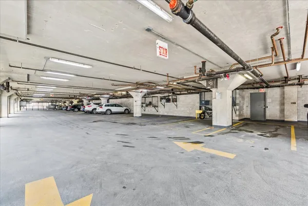 $400,000 | 1800 West Grace Street, Unit 413, Chicago, IL 60613