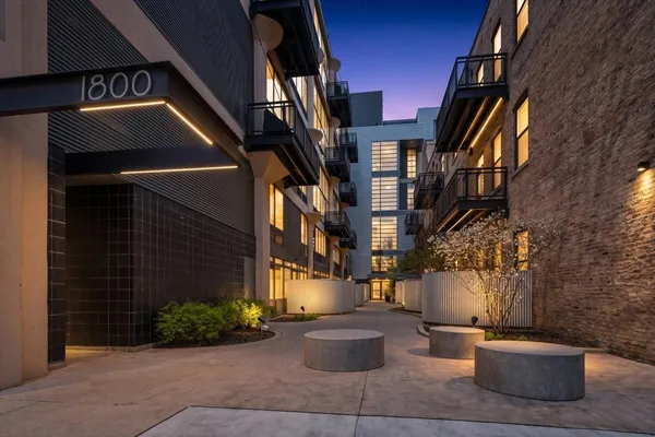 $400,000 | 1800 West Grace Street, Unit 413, Chicago, IL 60613