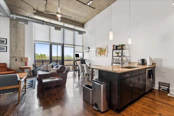 $400,000 | 1800 West Grace Street, Unit 413, Chicago, IL 60613